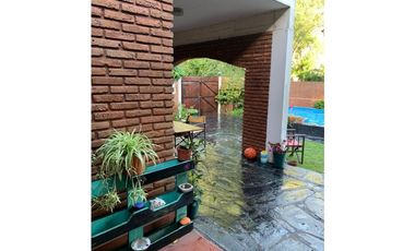 Casa 5 ambientes con pileta en Sta Monica/ P Anchorena