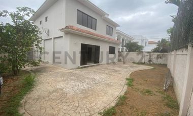 VENTA DE CASA  DE CUATRO DORMITORIOS EN ESTANCIAS DEL RIO, SAMBORONDON, B.NUN