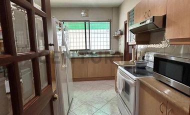 Casa esquinera de una planta en venta .Bea.N