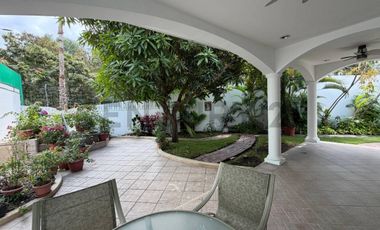 Casa esquinera de una planta en venta .Bea.N