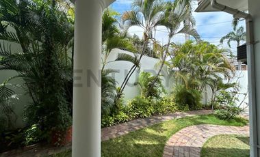 Casa esquinera de una planta en venta .Bea.N