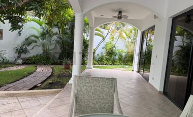 Casa esquinera de una planta en venta .Bea.N