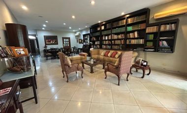 Casa esquinera de una planta en venta .Bea.N