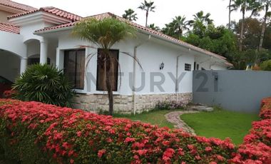 Casa esquinera de una planta en venta .Bea.N