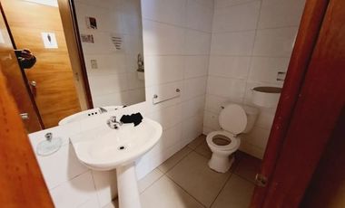 Local con Bodegas y Estacionamientos - La Reina