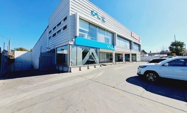 Local con Bodegas y Estacionamientos - La Reina