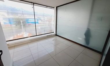 Local con Bodegas y Estacionamientos - La Reina