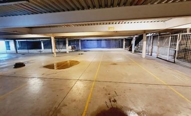 Local con Bodegas y Estacionamientos - La Reina