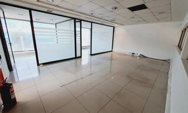 Local con Bodegas y Estacionamientos - La Reina