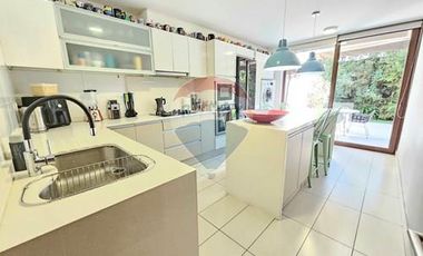 DEPTO. CON JARDÍN PRIVADO y GRAN COCINA