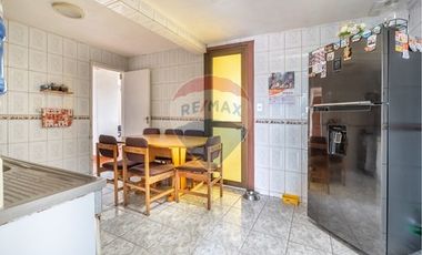 Espectacular y amplia casa en La Cisterna 4D + 2B