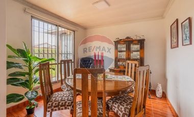 Espectacular y amplia casa en La Cisterna 4D + 2B