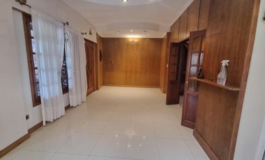 Importante chalet sobre 2 lotes, a pasos San Martin