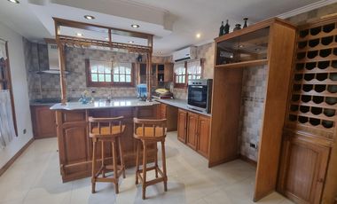 Importante chalet sobre 2 lotes, a pasos San Martin