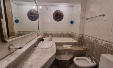 Importante chalet sobre 2 lotes, a pasos San Martin