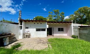 CASA EN VENTA EN CITY BELL DOS DORMITORIOS PARQUE