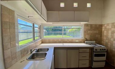 CASA EN VENTA EN CITY BELL DOS DORMITORIOS PARQUE