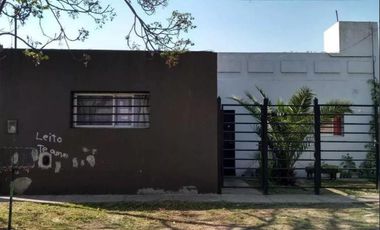 CASA EN VENTA EN CITY BELL DOS DORMITORIOS PARQUE