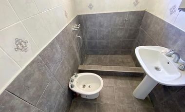 CASA EN VENTA EN CITY BELL DOS DORMITORIOS PARQUE