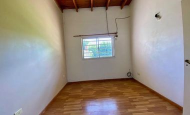 CASA EN VENTA EN CITY BELL DOS DORMITORIOS PARQUE