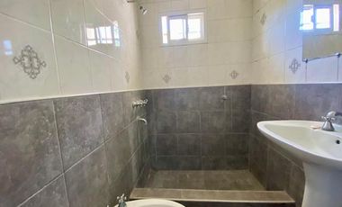 CASA EN VENTA EN CITY BELL DOS DORMITORIOS PARQUE