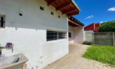 CASA EN VENTA EN CITY BELL DOS DORMITORIOS PARQUE