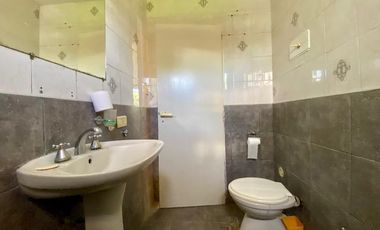 CASA EN VENTA EN CITY BELL DOS DORMITORIOS PARQUE