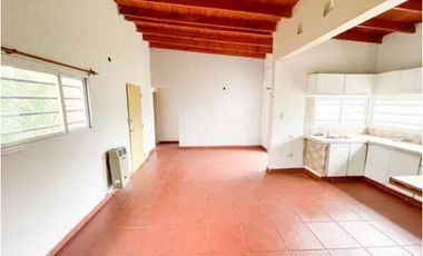 CASA EN VENTA EN CITY BELL DOS DORMITORIOS PARQUE