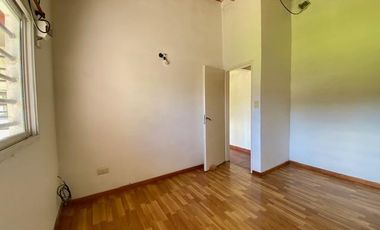 CASA EN VENTA EN CITY BELL DOS DORMITORIOS PARQUE