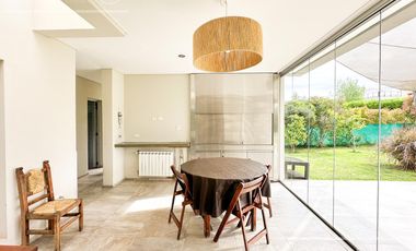 Casa en  Venta - Barrio Nuevo Quilmes - lote central.