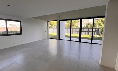 Departamento 4 Ambientes   Dependencia con Jardín en Nuevo Beccar Central