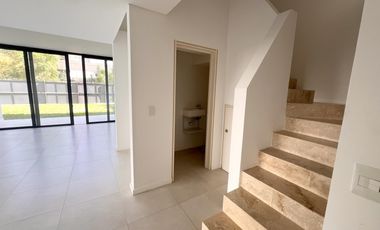 Departamento 4 Ambientes   Dependencia con Jardín en Nuevo Beccar Central