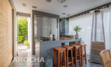 Casa en  Alquiler doble lote a la laguna