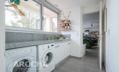 Casa en  Alquiler doble lote a la laguna