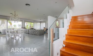 Casa en  Alquiler doble lote a la laguna