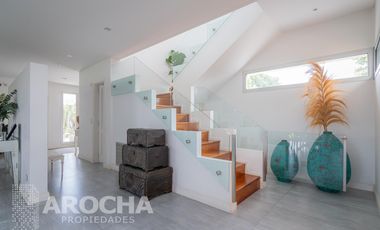 Casa en  Alquiler doble lote a la laguna