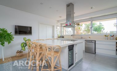 Casa en  Alquiler doble lote a la laguna