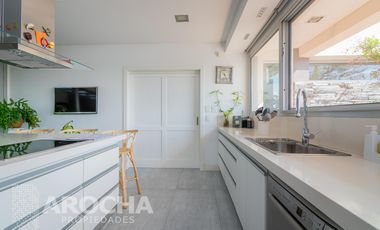 Casa en  Alquiler doble lote a la laguna