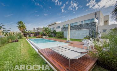 Casa en  Alquiler doble lote a la laguna