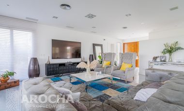 Casa en  Alquiler doble lote a la laguna