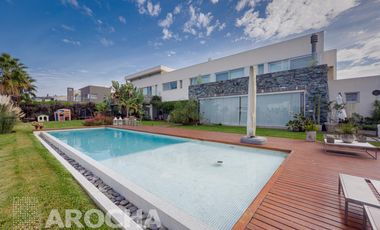 Casa en  Alquiler doble lote a la laguna