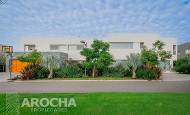 Casa en  Alquiler doble lote a la laguna