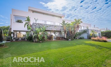 Casa en  Alquiler doble lote a la laguna