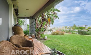 Casa en  Alquiler doble lote a la laguna