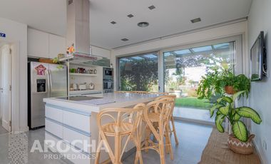 Casa en  Alquiler doble lote a la laguna