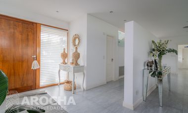 Casa en  Alquiler doble lote a la laguna