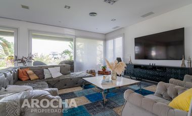 Casa en  Alquiler doble lote a la laguna