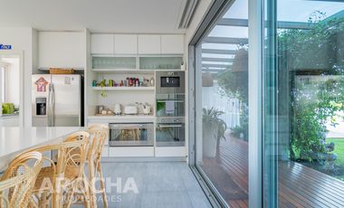 Casa en  Alquiler doble lote a la laguna