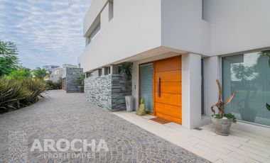 Casa en  Alquiler doble lote a la laguna