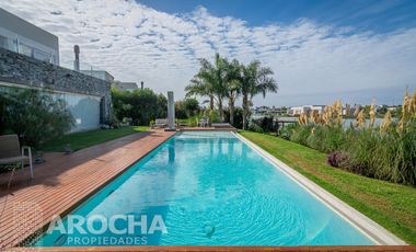 Casa en  Alquiler doble lote a la laguna